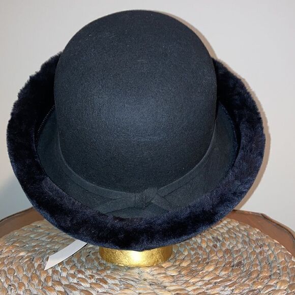 Hat -Wool with faux fur trim - Picture 1 of 6